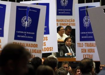 Brasília - Deputados de partidos de oposição ao governo tentam adiar a votação em plenário do projeto de lei (6787/16), que trata da reforma trabalhista (Antonio Cruz/Agência Brasil)