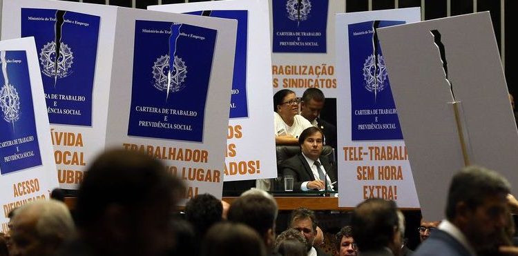 Brasília - Deputados de partidos de oposição ao governo tentam adiar a votação em plenário do projeto de lei (6787/16), que trata da reforma trabalhista (Antonio Cruz/Agência Brasil)