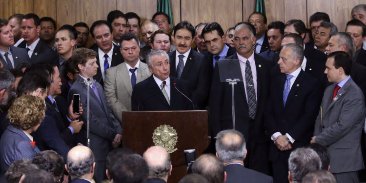 Brasília - O presidente interino Michel Temer faz discurso durante cerimônia de posse aos ministros de seu governo, no Palácio do Planalto (Valter Campanato/Agência Brasill)