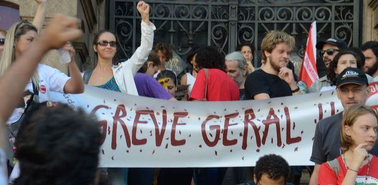 Rio de Janeiro - Ato convovado pelas centrais sindicais reune milhares de manisfestantes na Cinelância, região central da cidade, contra as reformas trabalhista e previdenciária propostas pelo governo. (Foto: Tânia Rêgo/Agência Brasil)