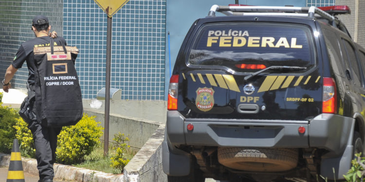 Brasília - A Polícia Federal (PF) prendeu, na manhã de hoje (29), pelo menos 20 pessoas, durante a Operação Monte Carlo, que desmontou uma quadrilha que explorava máquinas caça-níqueis e pagava propina para agentes públicos de segurança. Entre os presos está o chefe do grupo, Carlinhos Cachoeira, empresário de Goiânia. os Agentes chegam à sede da PF com material apreendido e pessoas detidas na Operação Monte Carlo