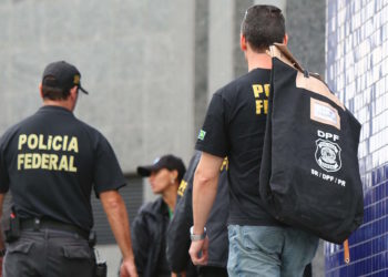 SP - OPERA«√O LAVA JATO - GERAL - MovimentaÁ„o na SuperintendÍncia da PolÌcia Federal no bairro da Lapa, Zona Oeste de S„o Paulo, SP, nesta sexta-feira (14). A PolÌcia Federal (PF) deflagra a sÈtima fase da OperaÁ„o Lava Jato, cumprindo mandados de pris„o e busca e apreens„o no Paran·, em S„o Paulo, no Rio de Janeiro, em Minas Gerais, em Pernambuco e no Distrito Federal. 14/11/2014 - Foto: MARCOS BEZERRA/FUTURA PRESS/FUTURA PRESS/ESTAD√O CONTE⁄DO