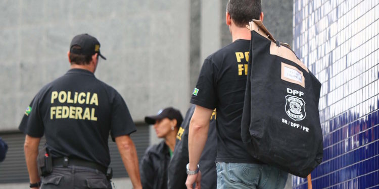 SP - OPERA«√O LAVA JATO - GERAL - MovimentaÁ„o na SuperintendÍncia da PolÌcia Federal no bairro da Lapa, Zona Oeste de S„o Paulo, SP, nesta sexta-feira (14). A PolÌcia Federal (PF) deflagra a sÈtima fase da OperaÁ„o Lava Jato, cumprindo mandados de pris„o e busca e apreens„o no Paran·, em S„o Paulo, no Rio de Janeiro, em Minas Gerais, em Pernambuco e no Distrito Federal. 14/11/2014 - Foto: MARCOS BEZERRA/FUTURA PRESS/FUTURA PRESS/ESTAD√O CONTE⁄DO