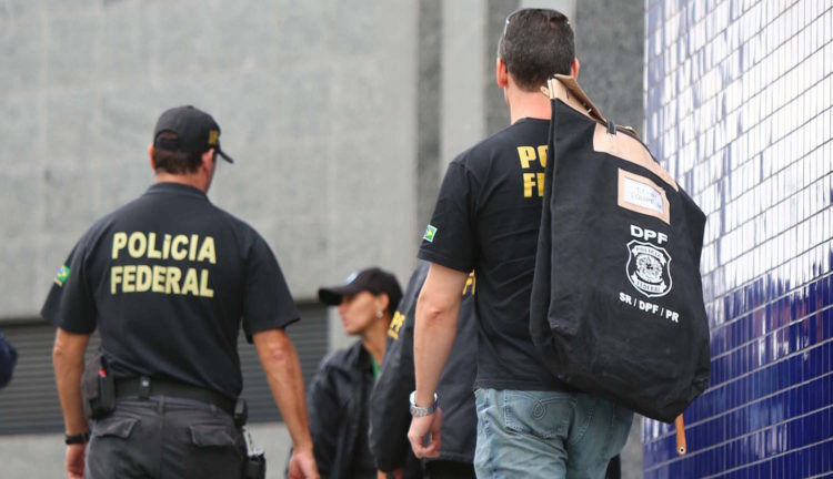 SP - OPERA«√O LAVA JATO - GERAL - MovimentaÁ„o na SuperintendÍncia da PolÌcia Federal no bairro da Lapa, Zona Oeste de S„o Paulo, SP, nesta sexta-feira (14). A PolÌcia Federal (PF) deflagra a sÈtima fase da OperaÁ„o Lava Jato, cumprindo mandados de pris„o e busca e apreens„o no Paran·, em S„o Paulo, no Rio de Janeiro, em Minas Gerais, em Pernambuco e no Distrito Federal. 14/11/2014 - Foto: MARCOS BEZERRA/FUTURA PRESS/FUTURA PRESS/ESTAD√O CONTE⁄DO