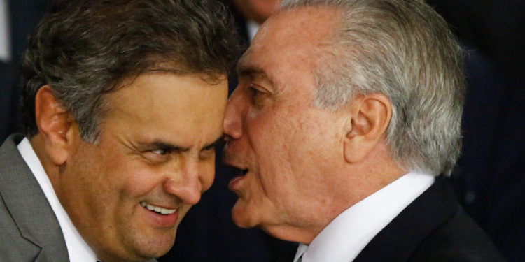 Brasília(DF), 12/05/2016 - Posse dos ministros do governo Michel Temer - Na foto o senador Aécio Neves e o presidente Michel Temer - Foto: Daniel Ferreira/Metrópoles