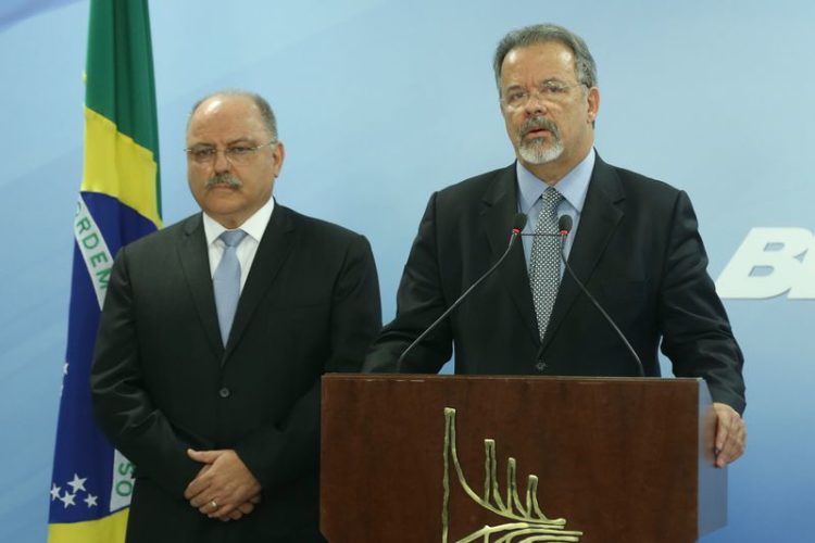 Brasília - Ministro da Defesa, Raul Jungmann, acompanhado do ministro do GSI, Sérgio Etchegoyen, faz pronunciamento sobre manifestação na Esplanada dos Ministérios, no Palácio do Planalto (Valter Campanato/Agência Brasil)