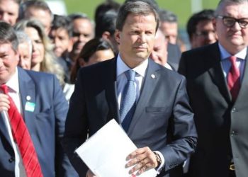 Brasília - A Ordem dos Advogados do Brasil (OAB) protocola na Câmara pedido de impeachment do presidente Michel Temer. O documento foi entregue pelo presidente da OAB, Cláudio Lamachia (Fabio Rodrigues Pozzebom/Agência Brasil)