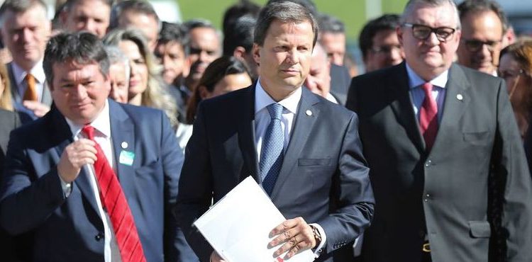 Brasília - A Ordem dos Advogados do Brasil (OAB) protocola na Câmara pedido de impeachment do presidente Michel Temer. O documento foi entregue pelo presidente da OAB, Cláudio Lamachia (Fabio Rodrigues Pozzebom/Agência Brasil)