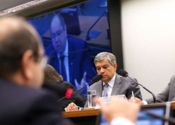 Brasília - O 2º vice-presidente, deputado Marcos Pestana, e o relator, deputado Vicente Cândido, durante sessão da Comissão Especial da Reforma Política para discutir o relatório parcial 2, que trata da uniformização dos prazos de desincompatibilização  (Marcelo Camargo/Agência Brasil)