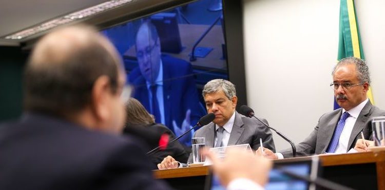 Brasília - O 2º vice-presidente, deputado Marcos Pestana, e o relator, deputado Vicente Cândido, durante sessão da Comissão Especial da Reforma Política para discutir o relatório parcial 2, que trata da uniformização dos prazos de desincompatibilização (Marcelo Camargo/Agência Brasil)