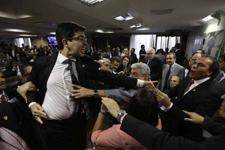 Brasília - Sessão da CAE onde seria lido o relatório da reforma trabalhista é suspensa após confusão entre os senadores Ataides Oliveira e Randolfe Rodrigues. (Fabio Rodrigues Pozzebom/Agência Brasil)