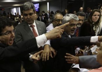 Brasília - Sessão da CAE onde seria lido o relatório da reforma trabalhista é suspensa após confusão entre os senadores Ataides Oliveira e Randolfe Rodrigues. (Fabio Rodrigues Pozzebom/Agência Brasil)