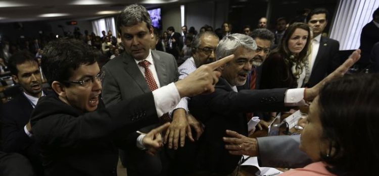 Brasília - Sessão da CAE onde seria lido o relatório da reforma trabalhista é suspensa após confusão entre os senadores Ataides Oliveira e Randolfe Rodrigues. (Fabio Rodrigues Pozzebom/Agência Brasil)