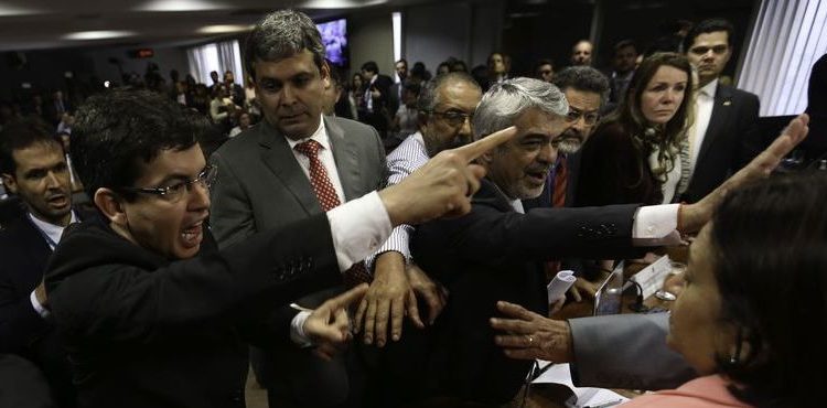 Brasília - Sessão da CAE onde seria lido o relatório da reforma trabalhista é suspensa após confusão entre os senadores Ataides Oliveira e Randolfe Rodrigues. (Fabio Rodrigues Pozzebom/Agência Brasil)