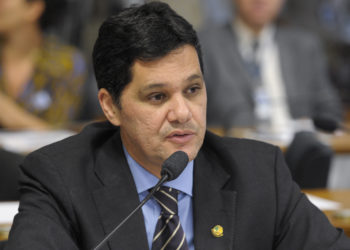 Audiência pública da Comissão de Assuntos Sociais (CAS): senador Ricardo Ferraço (PMDB-ES) durante discussão sobre a decisão da Agência Nacional de Saúde Suplementar (ANS) de suspender a venda de 268 planos de saúde