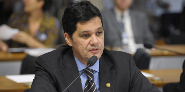 Audiência pública da Comissão de Assuntos Sociais (CAS): senador Ricardo Ferraço (PMDB-ES) durante discussão sobre a decisão da Agência Nacional de Saúde Suplementar (ANS) de suspender a venda de 268 planos de saúde