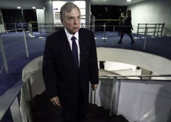 Brasília - Senador Tasso Jereissati, Presidente interino do PSDB fala com a imprensa sobre a pretensão de que o Senado continue funcionando apesar da crise (Fabio Rodrigues Pozzebom/Agência Brasil)