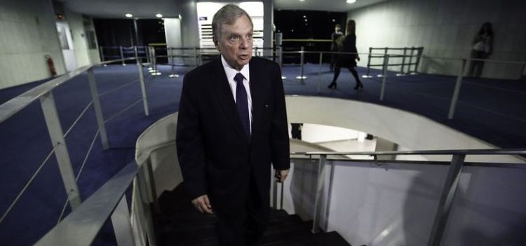 Brasília - Senador Tasso Jereissati, Presidente interino do PSDB fala com a imprensa sobre a pretensão de que o Senado continue funcionando apesar da crise (Fabio Rodrigues Pozzebom/Agência Brasil)