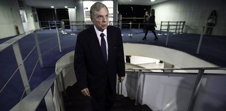 Brasília - Senador Tasso Jereissati, Presidente interino do PSDB fala com a imprensa sobre a pretensão de que o Senado continue funcionando apesar da crise (Fabio Rodrigues Pozzebom/Agência Brasil)