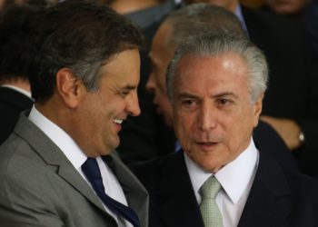 Brasília - O presidente interino Michel Temer durante cerimônia de posse aos novos ministros de seu governo, no Palácio do Planalto. À esquerda, o senador Aécio Neves (Marcello Casal Jr/Agência Brasil)