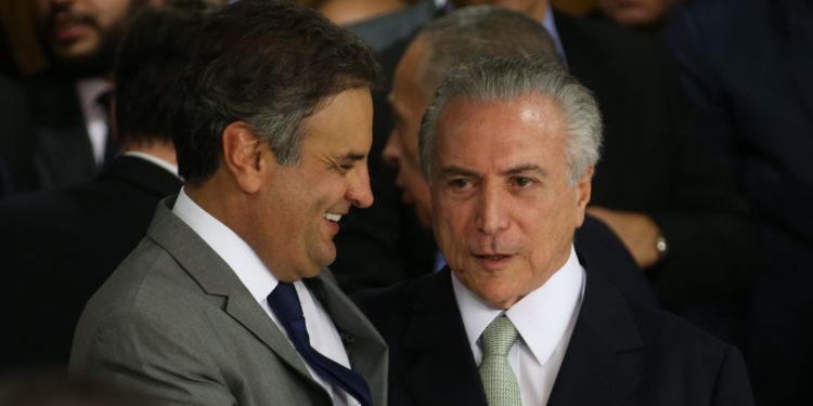 Brasília - O presidente interino Michel Temer durante cerimônia de posse aos novos ministros de seu governo, no Palácio do Planalto. À esquerda, o senador Aécio Neves (Marcello Casal Jr/Agência Brasil)