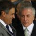 Brasília - O presidente interino Michel Temer durante cerimônia de posse aos novos ministros de seu governo, no Palácio do Planalto. À esquerda, o senador Aécio Neves (Marcello Casal Jr/Agência Brasil)