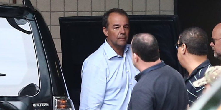 RJ - LAVA JATO/OPERAÇÃO CALICUTE/CABRAL/PRISÃO - POLÍTICA - O ex-governador do Rio de Janeiro Sergio Cabral (PMDB) deixa o carro da Polícia Federal no Instituto Médico-Legal (IML), no Rio de Janeiro, para onde foi levado para ser submetido a exame de corpo de delito, nesta quinta-feira, 17. Cabral foi preso na manhã de hoje pela Polícia Federal (PF) na Operação Calicute, nova fase da Lava Jato. Ele é acusado de liderar um esquema de propinas no Estado. 17/11/2016 - Foto: WILTON JUNIOR/ESTADÃO CONTEÚDO