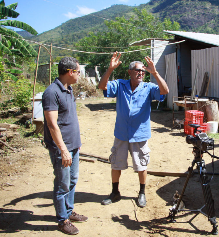 Carlos Dias dos Santos, o Panela, durante entrevista para o vídeo-documentário do Canal VIU!. Ao fundo sua moradia improvisada numa carroceria baú de caminhão. Fotos: Roberto Joia