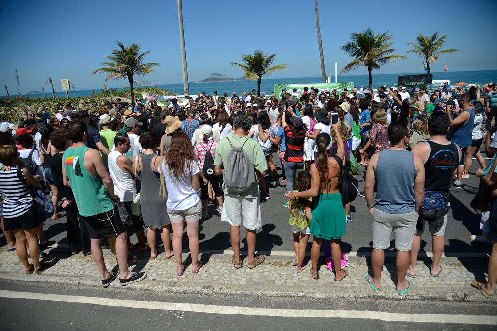 Rio de Janeiro - ONG Greenpeace faz ato na praia de Ipanema contra medida que acaba com a Reserva Nacional de Cobre e seus Associados (Renca) nos estados do Amapá e Pará (Tomaz Silva/Agência Brasil)