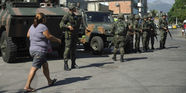 Rio de Janeiro - Forças armadas ocuparam na manhã deste sábado (5) o complexo de favelas da Maré no processo de implantação de uma Unidade de Polícia Pacificadora (Fernando Frazão/Agência Brasil)