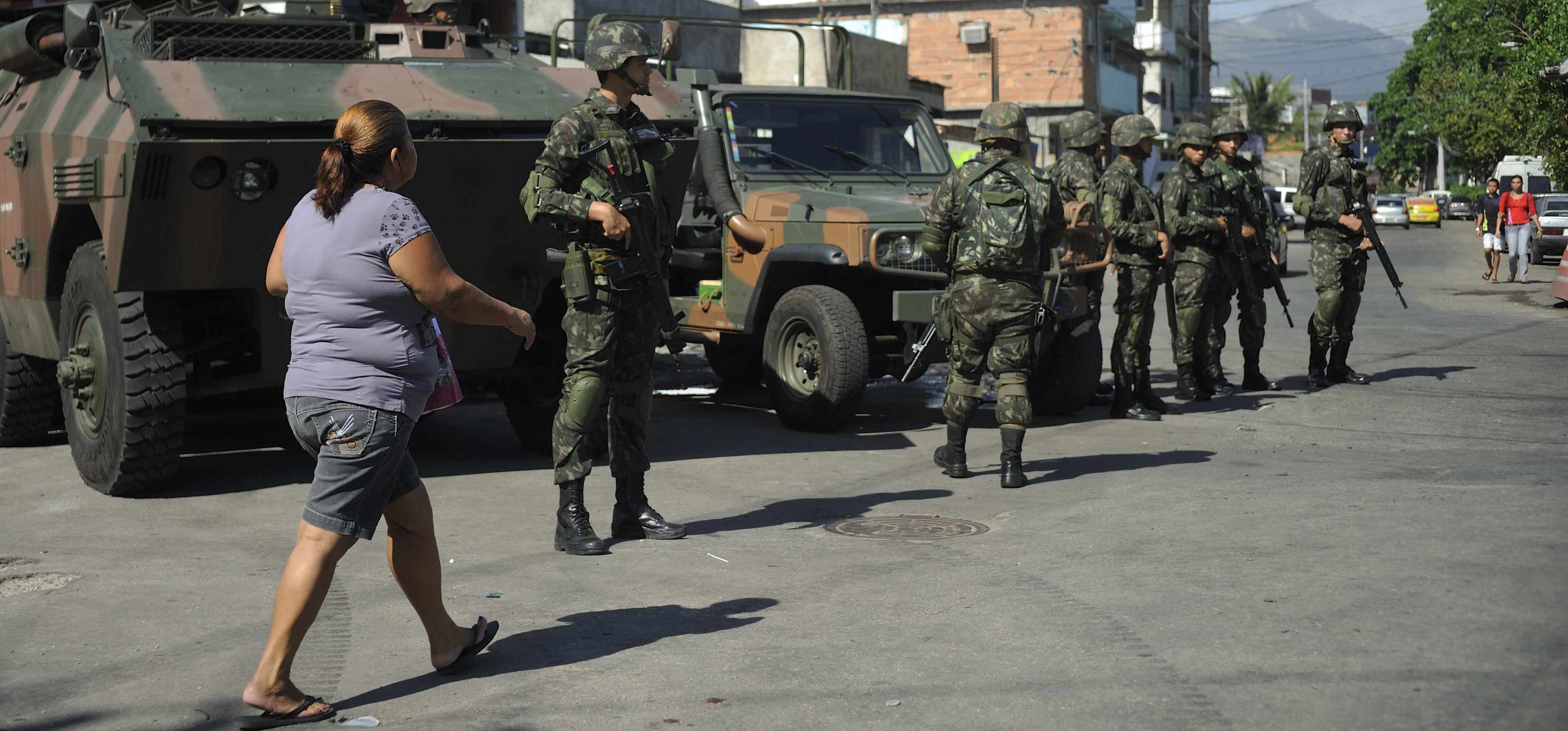 Rio de Janeiro - Forças armadas ocuparam na manhã deste sábado (5) o complexo de favelas da Maré no processo de implantação de uma Unidade de Polícia Pacificadora (Fernando Frazão/Agência Brasil)