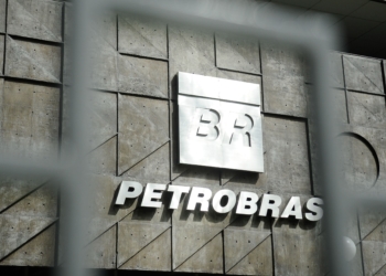 Os deputados federais da Comissão Parlamentar de Inquérito (CPI) que investiga irregularidades na Petrobras fazem uma visita técnica à sede da empresa no Rio (Tânia Rêgo/Agência Brasil)
