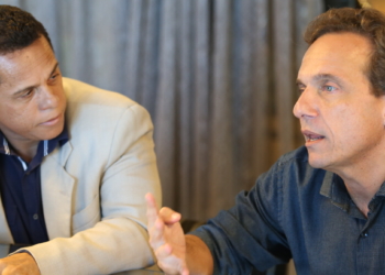 Prefeito Dr. Aluízio durante entrevista ao jornalista Roberto Barbosa