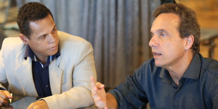 Prefeito Dr. Aluízio durante entrevista ao jornalista Roberto Barbosa