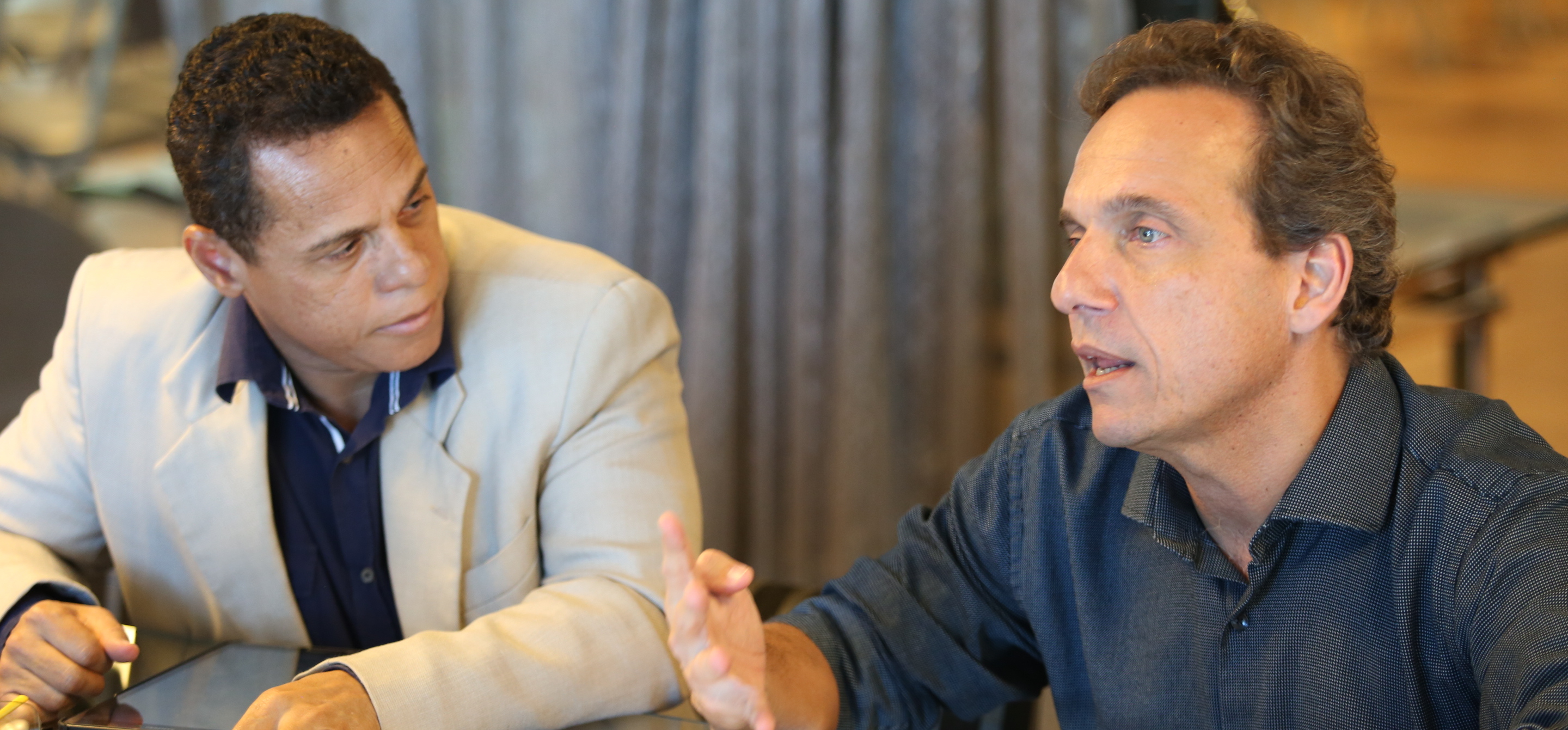 Prefeito Dr. Aluízio durante entrevista ao jornalista Roberto Barbosa