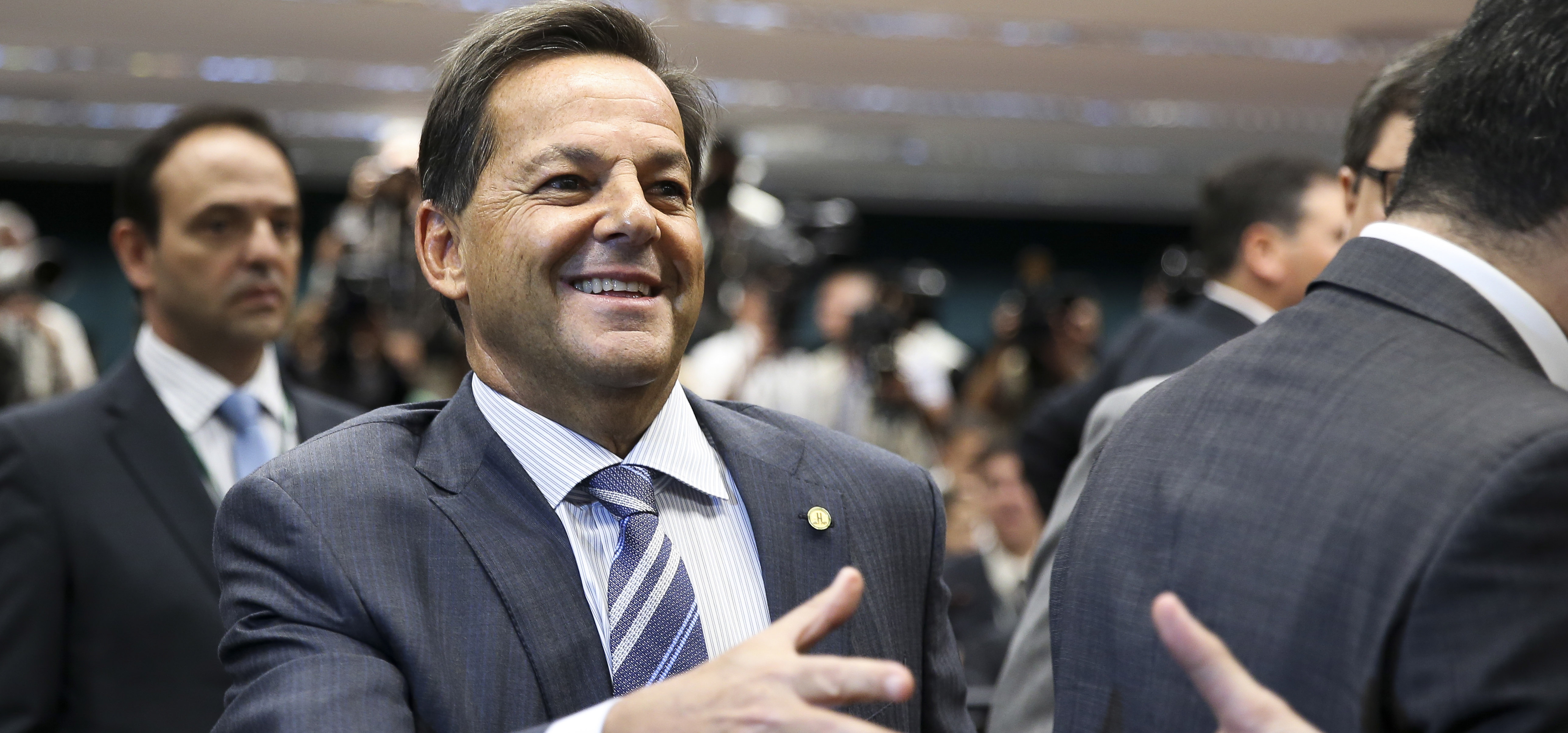 Brasília - O deputado Sergio Zveiter chega à Comissão de Constituição e Justiça (CCJ) da Câmara para divulgar o seu parecer sobre a denúncia por crime de corrupção passiva contra o presidente Michel Temer, apresentada pela Procuradoria-Geral da República (PGR). (Marcelo Camargo/Agência Brasil)