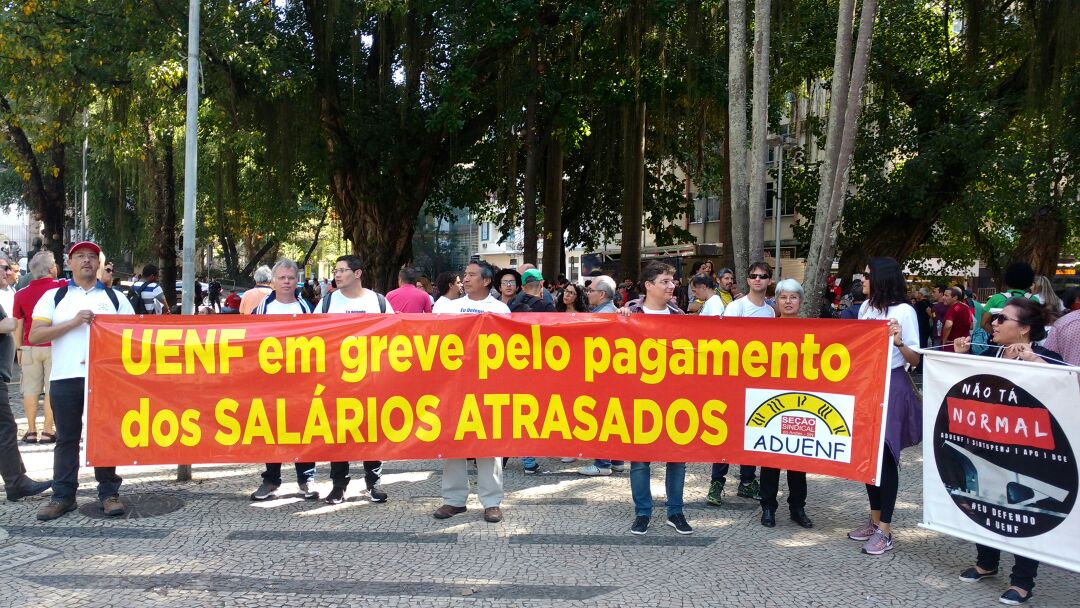 Professores da Uenf protestam em frente do Palácio Guanabara, sede do governo do Rio de Janeiro, contra o confisco dos seus salários pelo (des) governo Pezão.