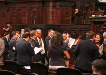 Deputados aprovam contas de Pezão rejeitadas pelo TCE
