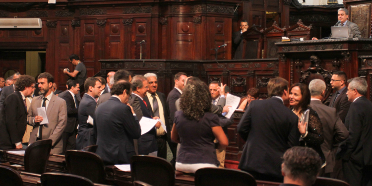 Deputados aprovam contas de Pezão rejeitadas pelo TCE