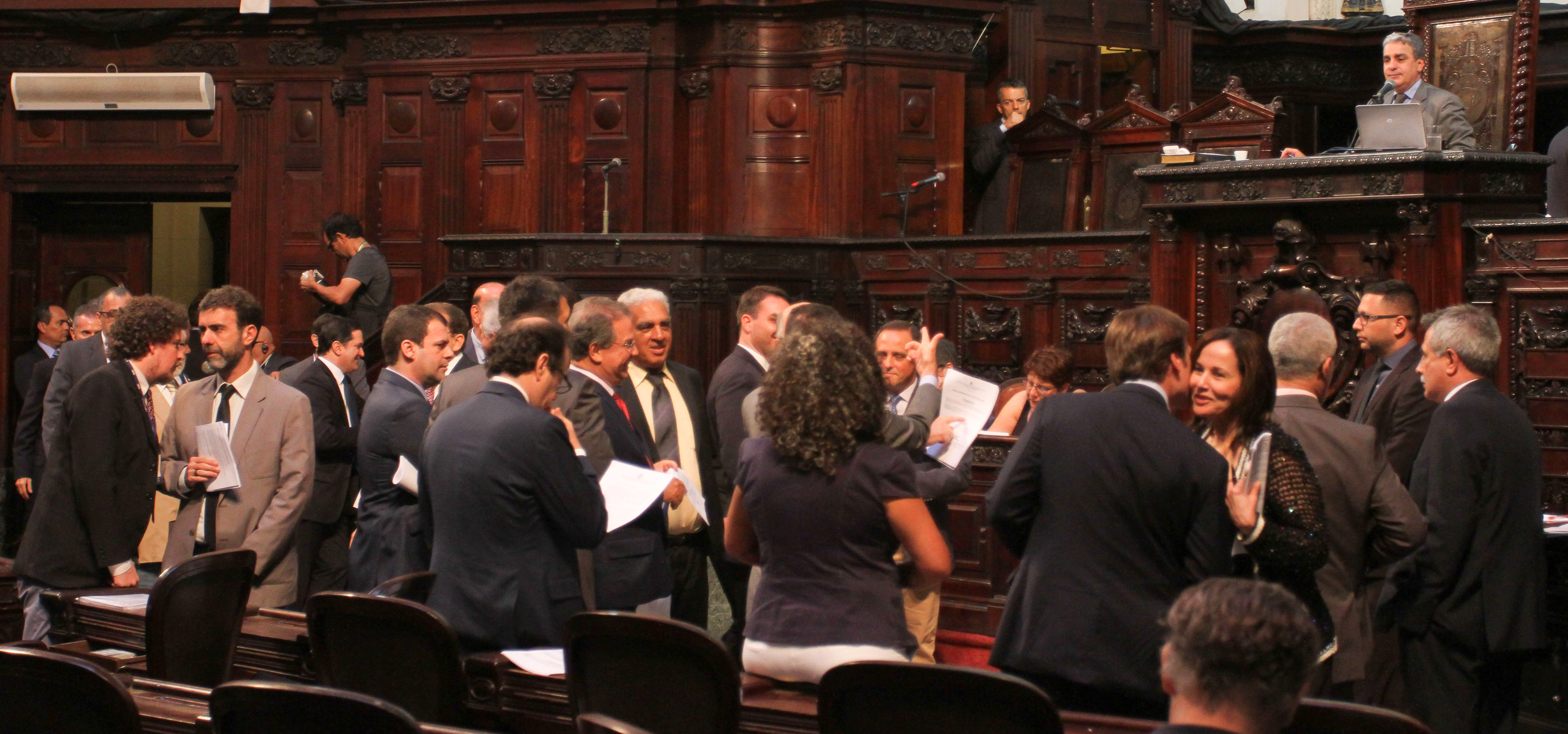 Deputados aprovam contas de Pezão rejeitadas pelo TCE