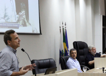 Prefeito de Macaé, Dr. Aluízio, durante audiência pública na Câmara de Vereadores