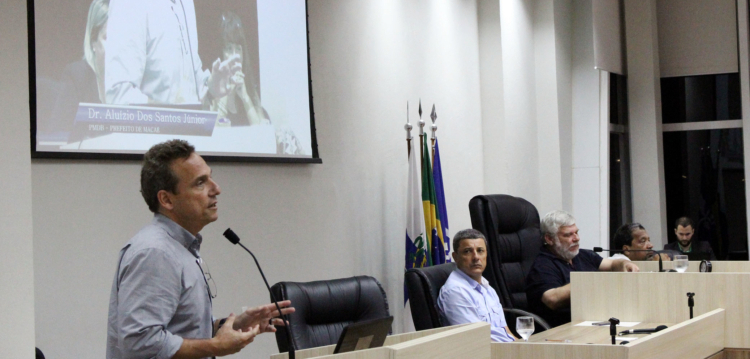Prefeito de Macaé, Dr. Aluízio, durante audiência pública na Câmara de Vereadores