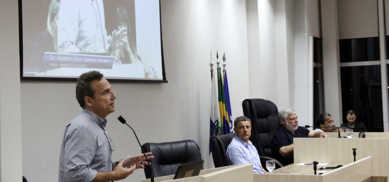 Prefeito de Macaé, Dr. Aluízio, durante audiência pública na Câmara de Vereadores