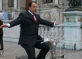 Ex-governador do Rio de Janeiro em passeio de bicicleta por Paris