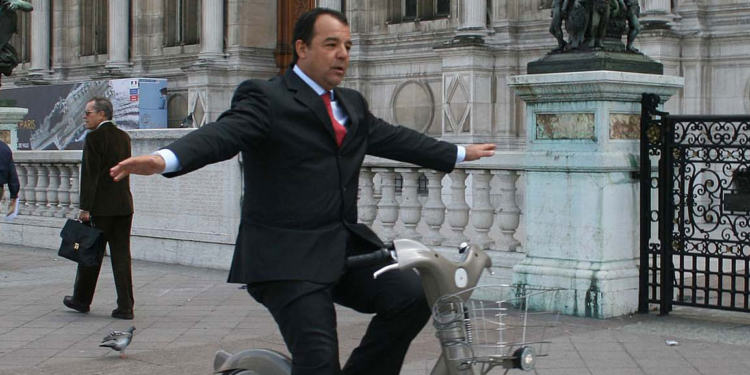 Ex-governador do Rio de Janeiro em passeio de bicicleta por Paris