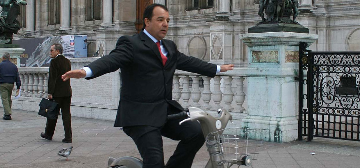 Ex-governador do Rio de Janeiro em passeio de bicicleta por Paris