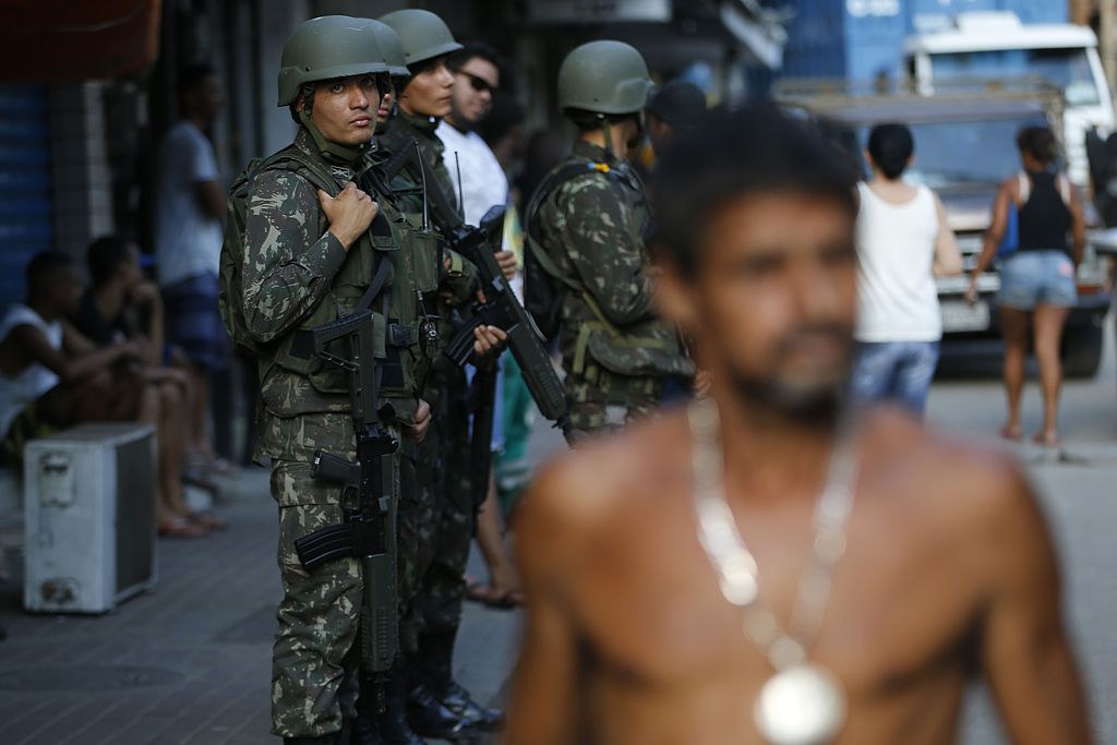 Soldas dos Exército durante vigilância na maior favela do RJ | Foto: EBC