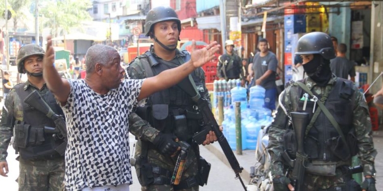 Rio de Janeiro- Operações das Forças Armadas prosseguiram durante o sábado, segundo dia de ocupação da Rocinha, no Rio de Janeiro(Vladimir Platonow/Agencia Barsil)