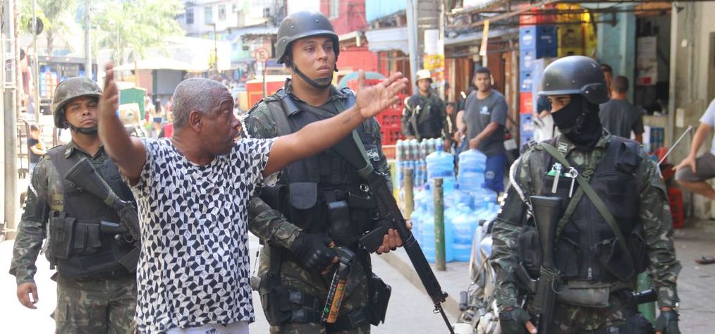 Rio de Janeiro- Operações das Forças Armadas prosseguiram durante o sábado, segundo dia de ocupação da Rocinha, no Rio de Janeiro(Vladimir Platonow/Agencia Barsil)
