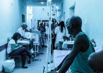 Pacientes no corredor do Hospital Geral de Guarus